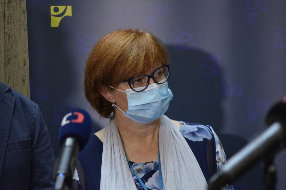 Tisková konference ministerstva zdravotnictví. Účastnila se hlavní hygienička Jarmila Rážová. (3. 8. 2020)