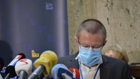 Tisková konference ministerstva zdravotnictví. Účastnil se také ředitel ÚZIS Ladislav Dušek. (3.8.2020)