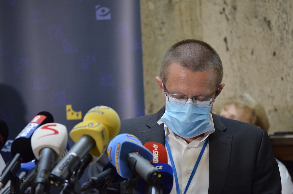 Tisková konference ministerstva zdravotnictví. Účastnil se také ředitel ÚZIS Ladislav Dušek. (3.8.2020)