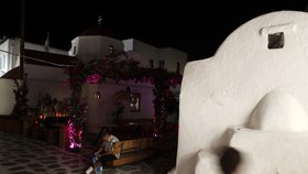 Koronavirus v Řecku: Řecké bary zavírají o půlnoci, lidé pak zaplňují ulice měst, nařízení platí i pro turistický ráj - ostrov Mykonos.