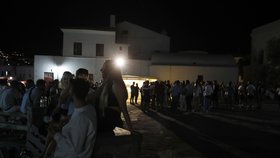 Koronavirus v Řecku: Řecké bary zavírají o půlnoci, lidé pak zaplňují ulice měst, nařízení platí i pro turistický ráj - ostrov Mykonos.