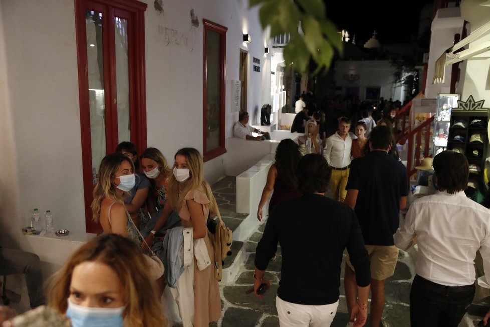 Koronavirus v Řecku: Řecké bary zavírají o půlnoci, lidé pak zaplňují ulice měst, nařízení platí i pro turistické ráj - ostrov Mykonos.