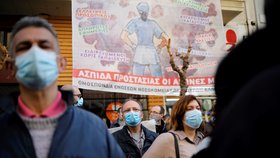 Lékaři a zdravotničtí pracovníci v Řecku protestují kvůli nedostatku lůžek na jednotkách intenzivní péče pro pacienty s covidem-19 (23. 2. 2021)