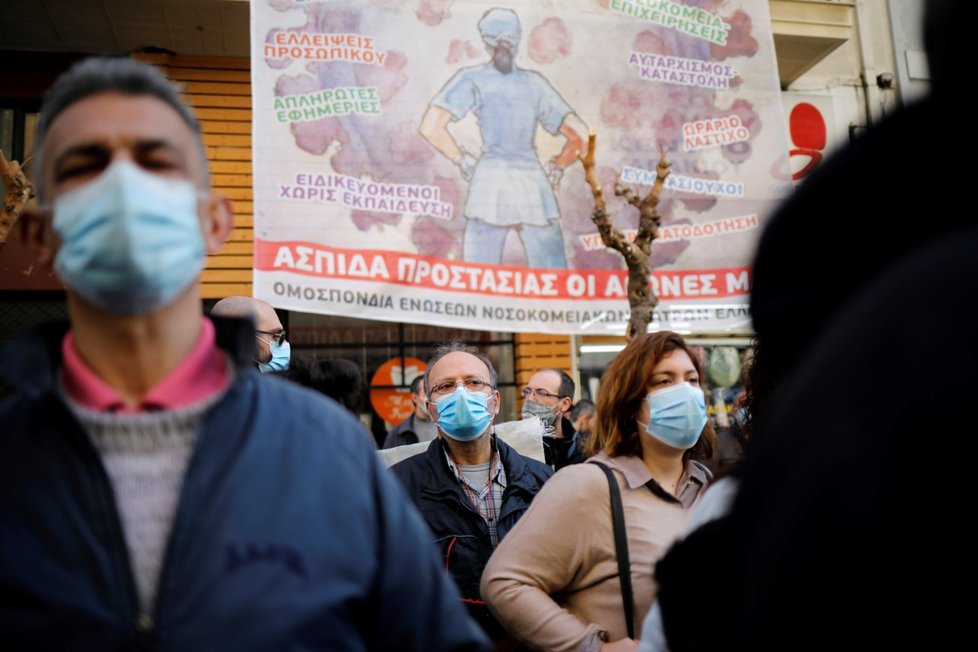 Lékaři a zdravotničtí pracovníci v Řecku protestují kvůli nedostatku lůžek na jednotkách intenzivní péče pro pacienty s covidem-19 (23. 2. 2021).