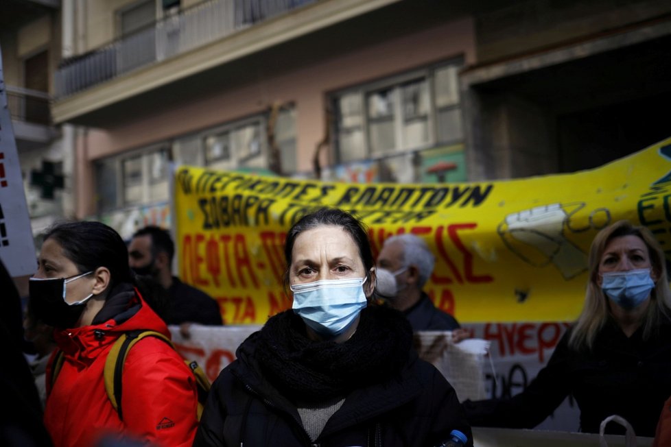 Lékaři a zdravotničtí pracovníci v Řecku protestují kvůli nedostatku lůžek na jednotkách intenzivní péče pro pacienty s covidem-19 (23. 2. 2021).