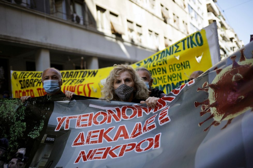 Lékaři a zdravotničtí pracovníci v Řecku protestují kvůli nedostatku lůžek na jednotkách intenzivní péče pro pacienty s covidem-19 (23. 2. 2021).