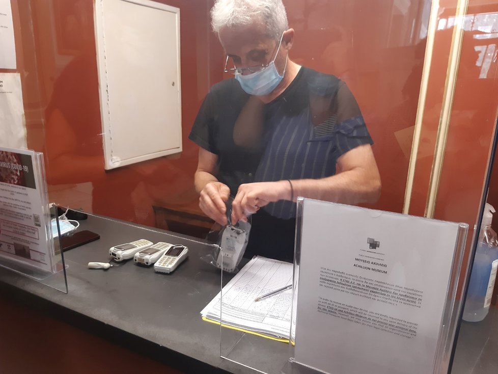 Muzeum Achilleion na řeckém ostrově Korfu zavedlo v souvislosti s pandemií koronaviru nová návštěvnická pravidla. Audio průvodce dostanou návštěvníci zalepený v sáčku (na snímku ze 4. července 2020).