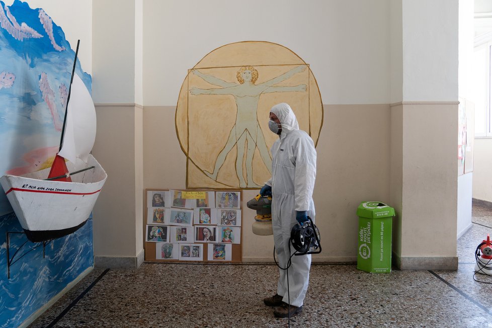Během pandemie koronaviru platí přísná bezpečnostní a karanténní opatření po celém světě. Řečtí policisté vydezinfikovali všechny školy v řecké Ioánnině. (19.03.2020)