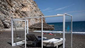 Turisty na plážích na řeckém ostrově Santorini bude chránit plexisklo