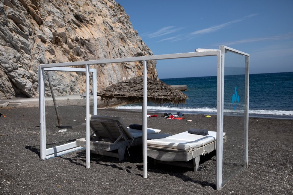 Turisty na plážích na řeckém ostrově Santorini bude chránit plexisklo