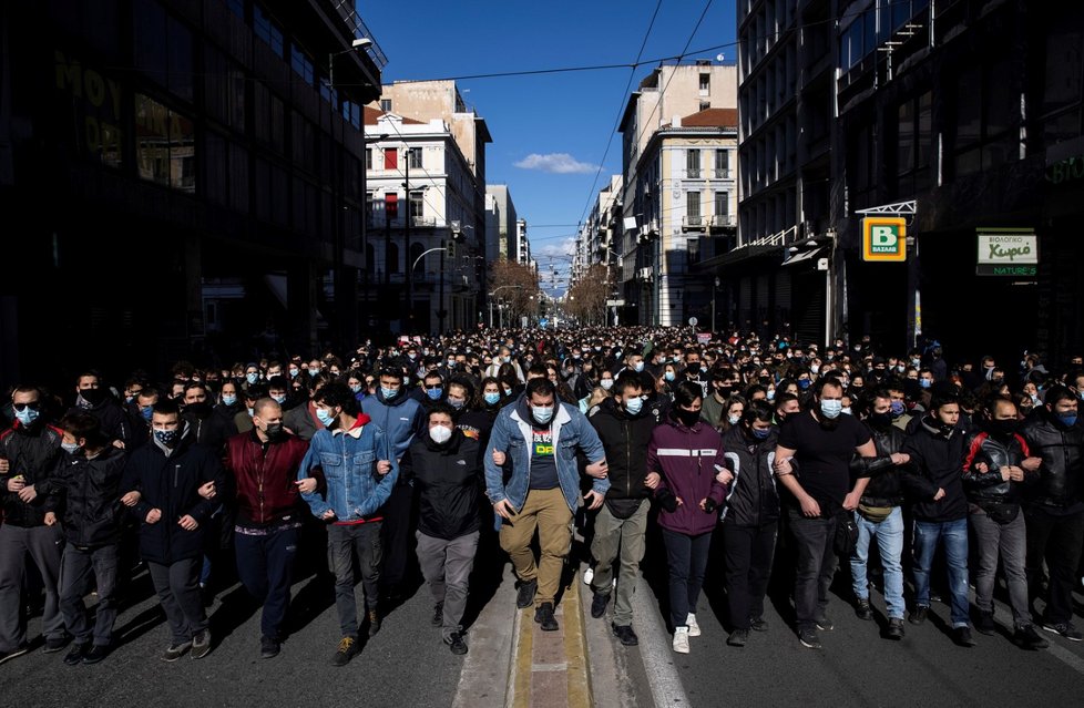 V Athénách a Soluni vyšlo do ulic několik tisíc vysokoškolských studentů a učitelů, a to navzdory zákazu demonstrací.