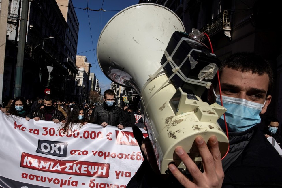 V Athénách a Soluni vyšlo do ulic několik tisíc vysokoškolských studentů a učitelů, a to navzdory zákazu demonstrací.