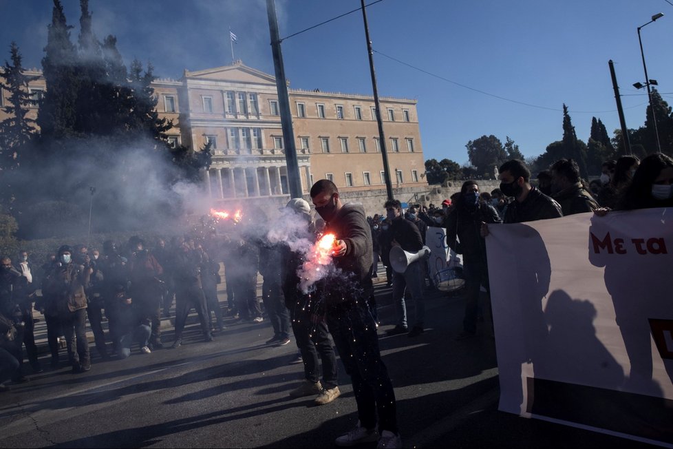 V Athénách a Soluni vyšlo do ulic několik tisíc vysokoškolských studentů a učitelů, a to navzdory zákazu demonstrací.