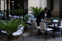 Dovolenkový ráj Čechů otevře restaurace a kavárny. V Řecku ale zakážou hudbu