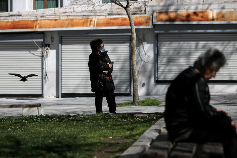 V Athénách se lidé na ulici chrání rouškami.