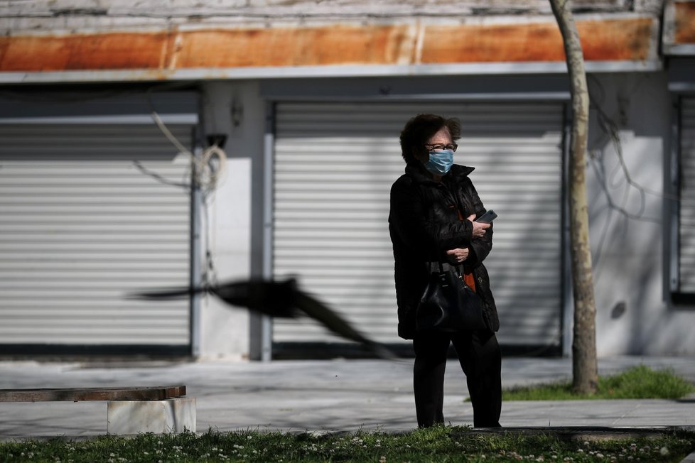V Athénách se lidé na ulici chrání rouškami