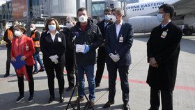 Na pražské letiště dorazila dodávka 1,1 milionů respirátorů z Číny. Na místě dohlíželi (zleva) ministryně financí Alena Schillerová (ANO), ministr vnitra Jan Hamáček (ČSSD) a premiér Andrej Babiš (ANO) (20.3.2020)
