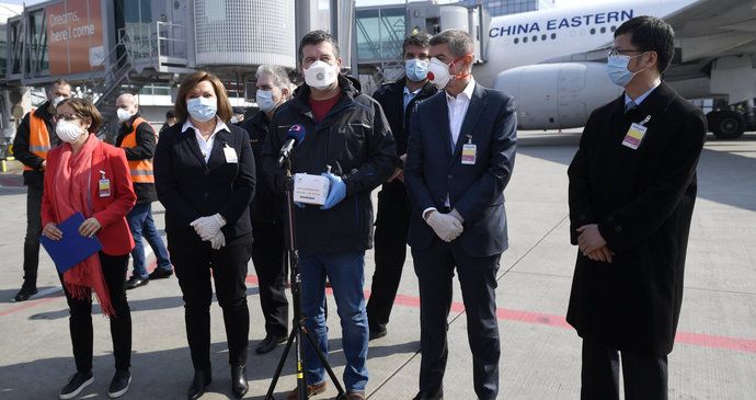 Na pražské letiště dorazila dodávka 1,1 milionů respirátorů z Číny. Na místě dohlíželi (zleva) ministryně financí Alena Schillerová (ANO), ministr vnitra Jan Hamáček (ČSSD) a premiér Andrej Babiš (ANO) (20.3.2020)