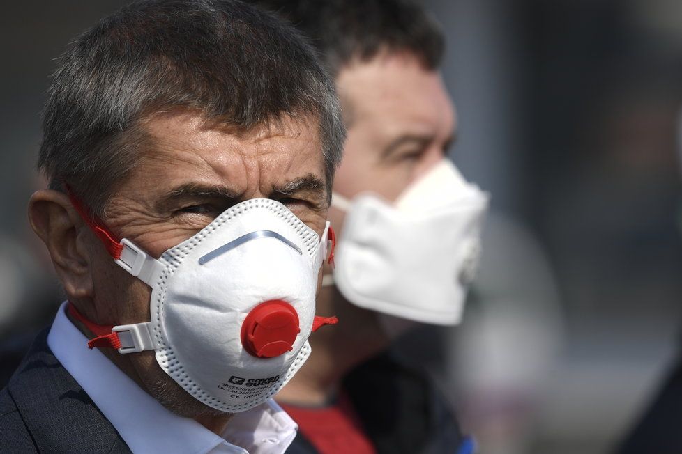 Na pražské letiště dorazila dodávka 1,1 milionů respirátorů z Číny. Na místě dohlížel premiér Andrej Babiš (ANO) (20.3.2020)