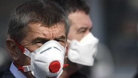 Na pražské letiště dorazila dodávka 1,1 milionů respirátorů z Číny. Na místě dohlížel premiér Andrej Babiš (ANO) (20.3.2020)