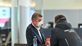 Na pražské letiště dorazila dodávka 1,1 milionů respirátorů z Číny. Na místě dohlíželi premiér Andrej Babiš (ANO) a ministr vnitra Jan Hamáček (ČSSD) (20.3.2020).