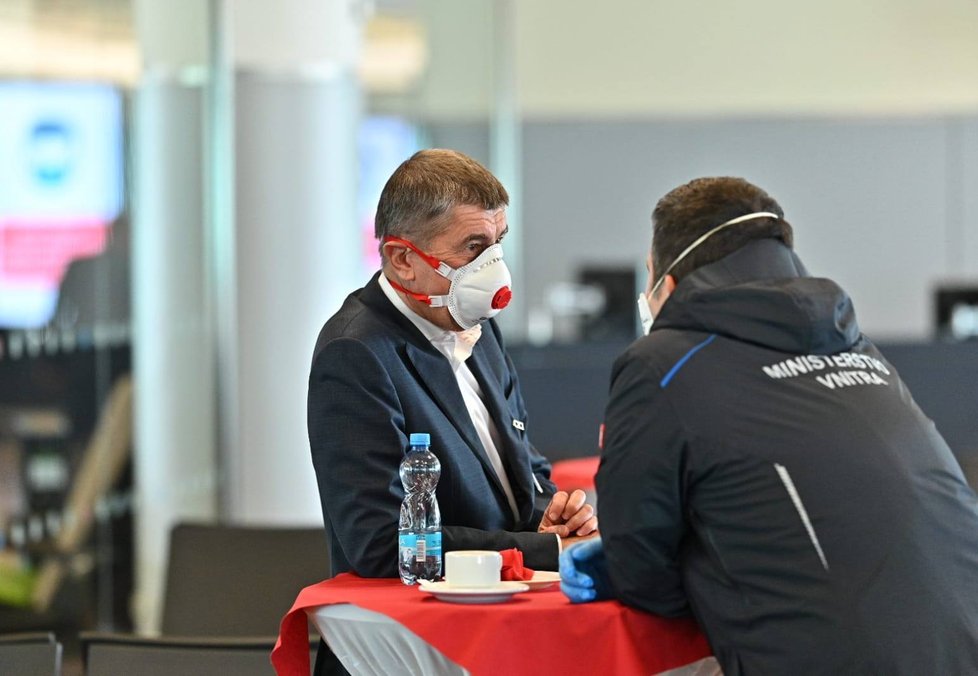Na pražské letiště dorazila dodávka 1,1 milionů respirátorů z Číny. Na místě dohlíželi premiér Andrej Babiš (ANO) a ministr vnitra Jan Hamáček (ČSSD) (20.3.2020)