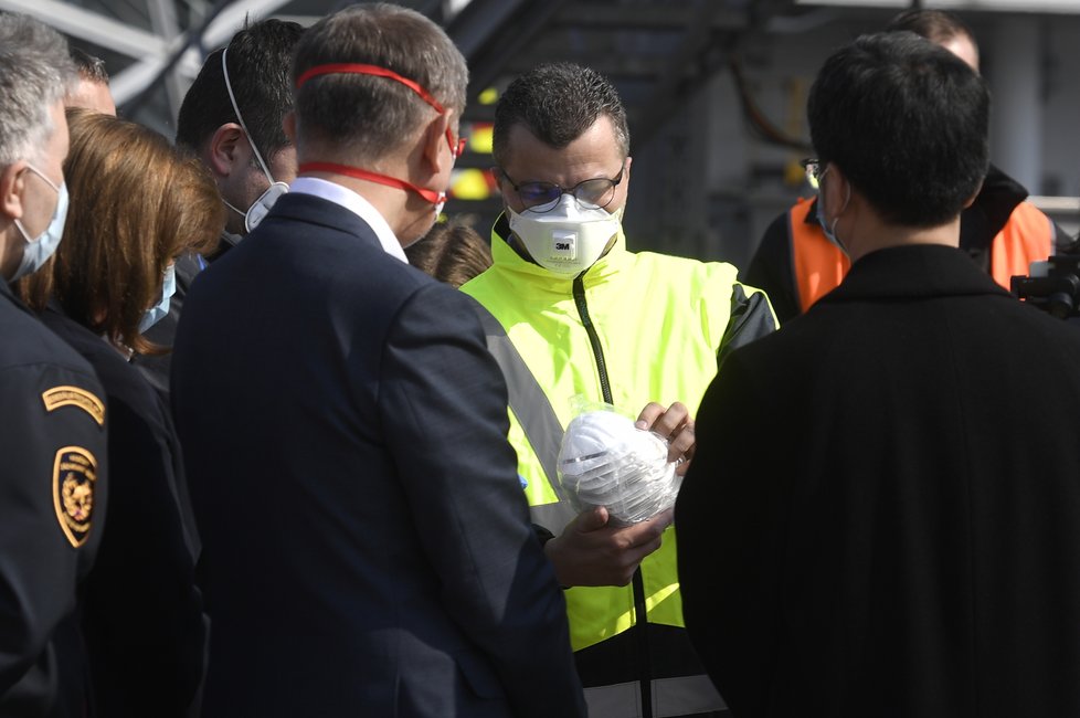 Na pražské letiště dorazila dodávka 1,1 milionu respirátorů z Číny. Na místě dohlížel premiér Andrej Babiš (ANO) (20.3.2020).