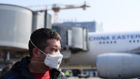 Na pražské letiště dorazila dodávka 1,1 milionu respirátorů z Číny. Na místě dohlížel ministr vnitra Jan Hamáček (ČSSD; 20. 3. 2020).