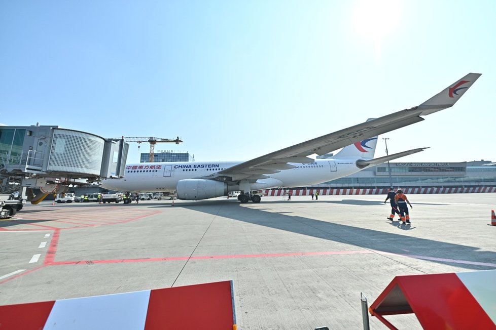 Na pražské letiště dorazila dodávka 1,1 milionů respirátorů z Číny (20.3.2020)