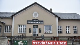 Vzkaz na plotě nádražní restaurace v Břeclavi 18. prosince 2020