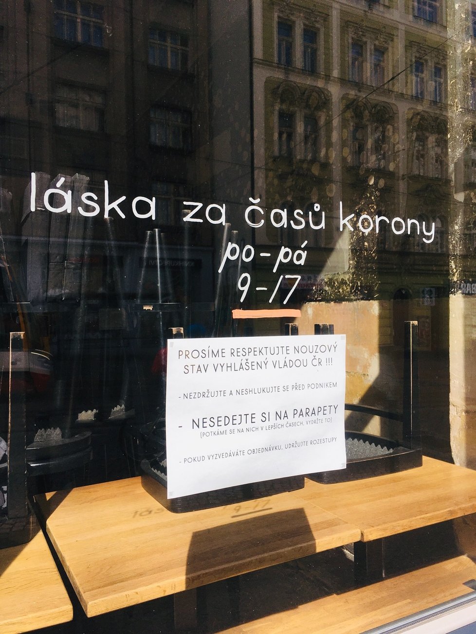 Restauraci Cobra nyní zdobí vtipné nápisy, nezapomínají však vyzývat i k respektování vládních opatření.