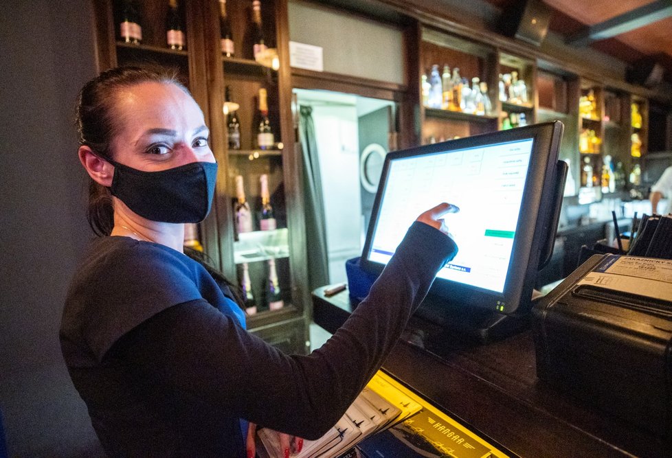 Restaurace a bary musejí zavírat v deset večer. Většina z nich smysl opatření nechápe a říká: &#34;Je to pro nás likvidační&#34;