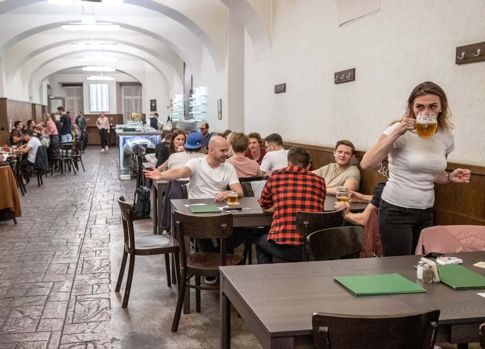 Restaurace a bary musejí zavírat v deset večer. Většina z nich smysl opatření nechápe a říká: &#34;Je to pro nás likvidační&#34;