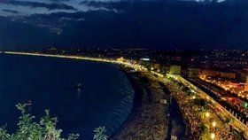 Tisíce lidí zaplnily promenádu v Nice. Koncert si užívali bez roušky a sociálního distancování. Starosta slíbil, že na příštích akcích budou roušky povinné.