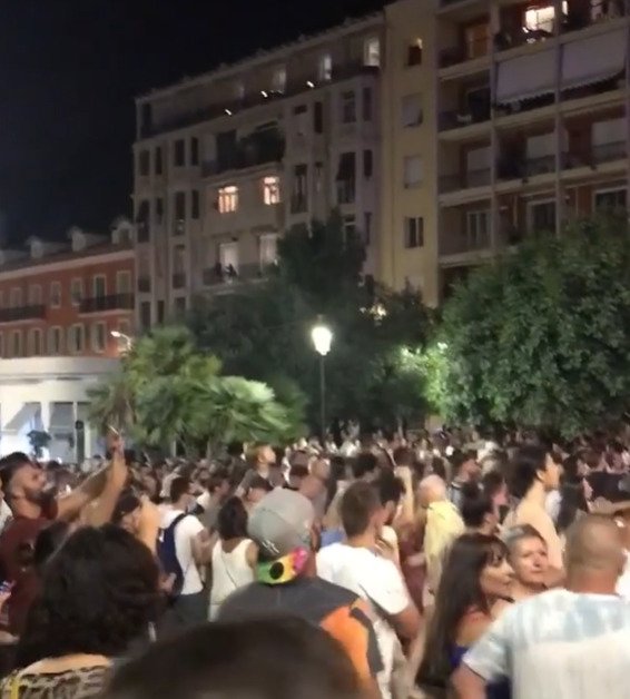 Tisíce lidí zaplnily promenádu v Nice. Koncert si užívali bez roušky a sociálního distancování. Starosta slíbil, že na příštích akcích budou roušky povinné.