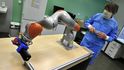 Nový robot Pipeťák ulehčí laborantům práci.