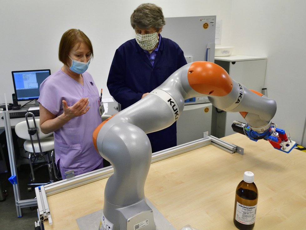 Nový robot Pipeťák ulehčí laborantům práci.