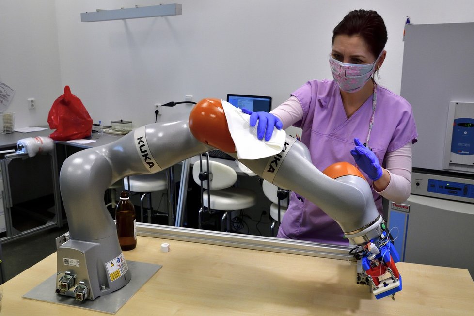 Nový robot Pipeťák ulehčí laborantům práci