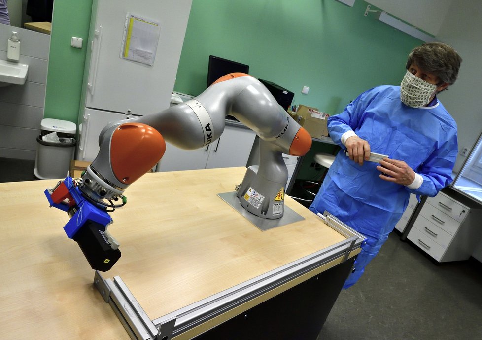 Nový robot Pipeťák ulehčí laborantům práci