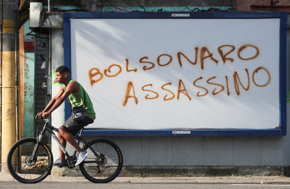 Graffiti nápis hlásá „Vrah Bolsonaro&#34; (12. 6. 2020)