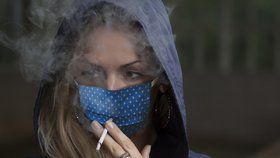 Těžký průběh covidu kvůli cigaretám? Češi přestávají kouřit ze strachu i kvůli penězům, říká lékařka