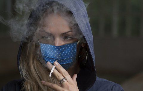 Těžký průběh covidu kvůli cigaretám? Češi přestávají kouřit ze strachu i kvůli penězům, říká lékařka