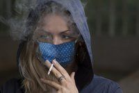 Těžký průběh covidu kvůli cigaretám? Češi přestávají kouřit ze strachu i kvůli penězům, říká lékařka
