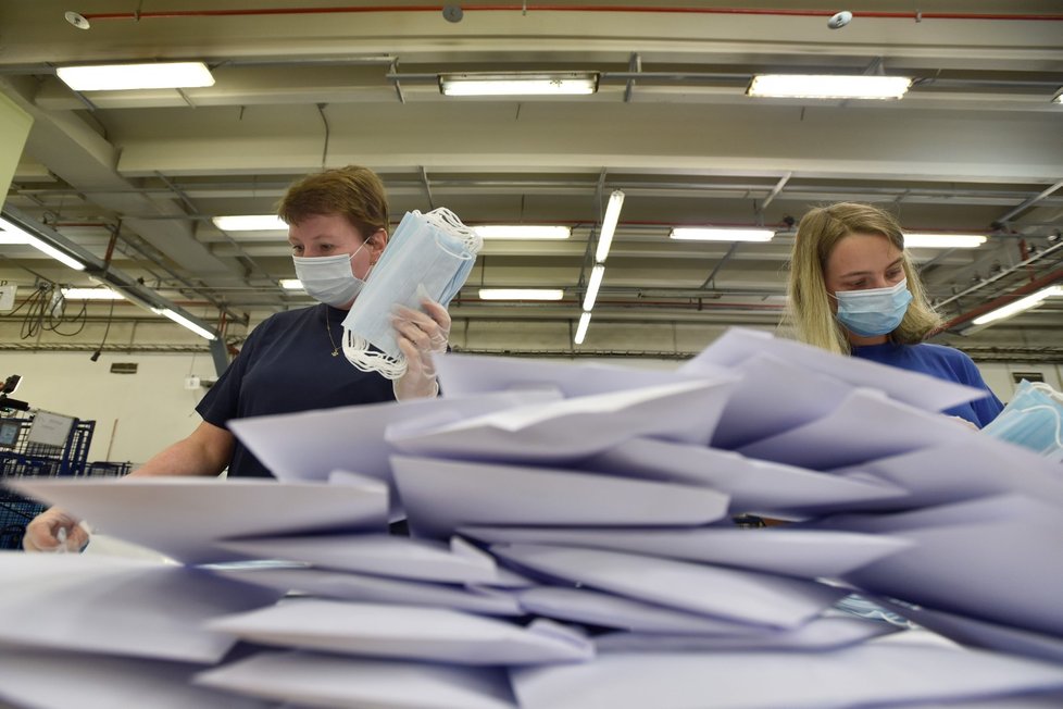 Česká pošta začala 12. září 2020 v depu v Praze-Malešicích kompletovat obálky s ochrannými pomůckami proti koronaviru.