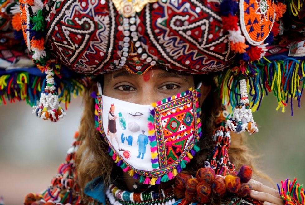 Roušky se v Indii staly součástí i tradičního oděvu (12. 9. 2020)
