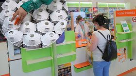 Rouškové šílenství se vrací do Česka. Jsme připraveni, vzkazují lékárny a e-shopy