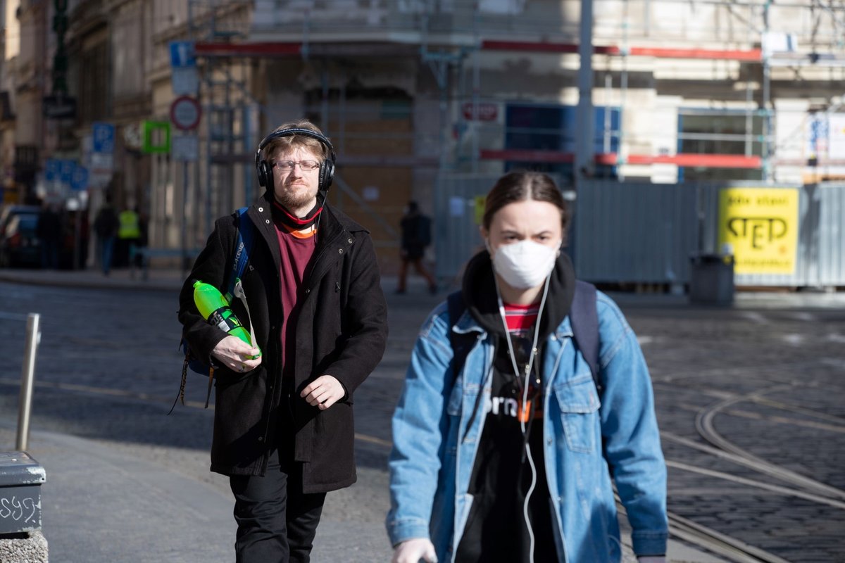 Lidé v Česku nasadili respirátory a roušky. Nechrání se ale zdaleka všichni. (18.3.2020)