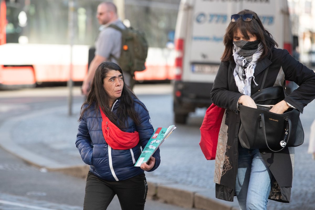 Lidé v Česku nasadili respirátory a roušky. Nechrání se ale zdaleka všichni. (18.3.2020)