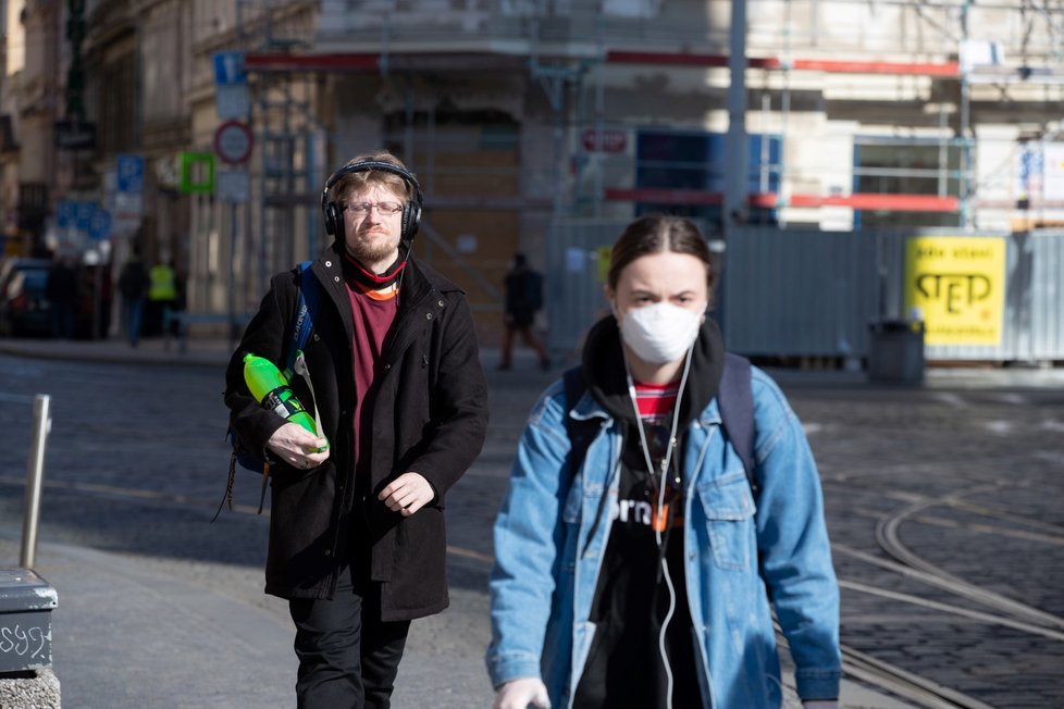 Lidé v Česku nasadili respirátory a roušky. Nechrání se ale zdaleka všichni (18. 3. 2020).