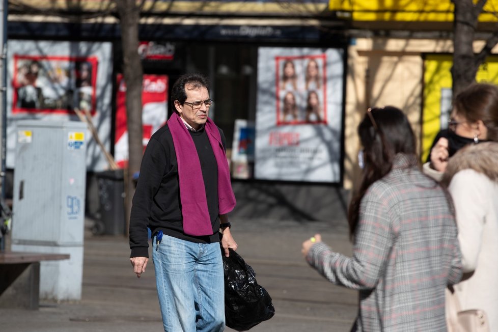 Lidé v Česku nasadili respirátory a roušky. Nechrání se ale zdaleka všichni (18. 3. 2020).